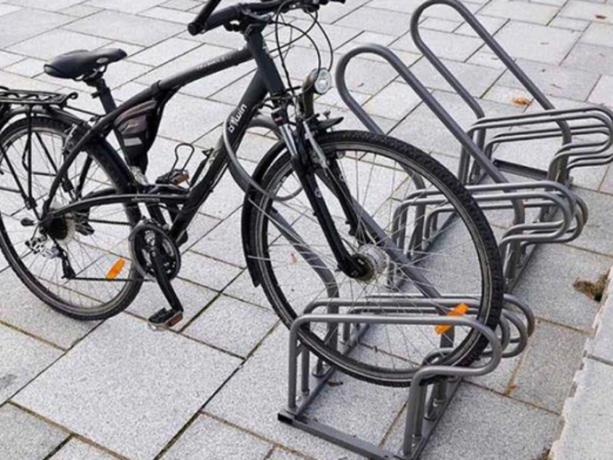 Vélo de ville sortant d'un entretien mis sur un stationnement vélo